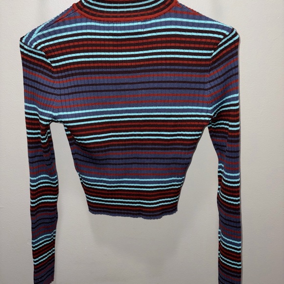 Chic Striped Ribbed Crop Top - Picture 2 of 3